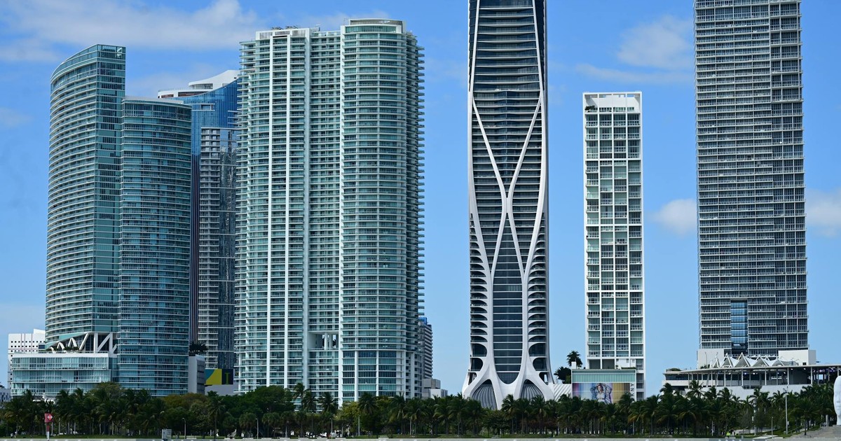 Trump and Rubio Ringside at UFC Miami as Vance Reports Iran Talks Collapse